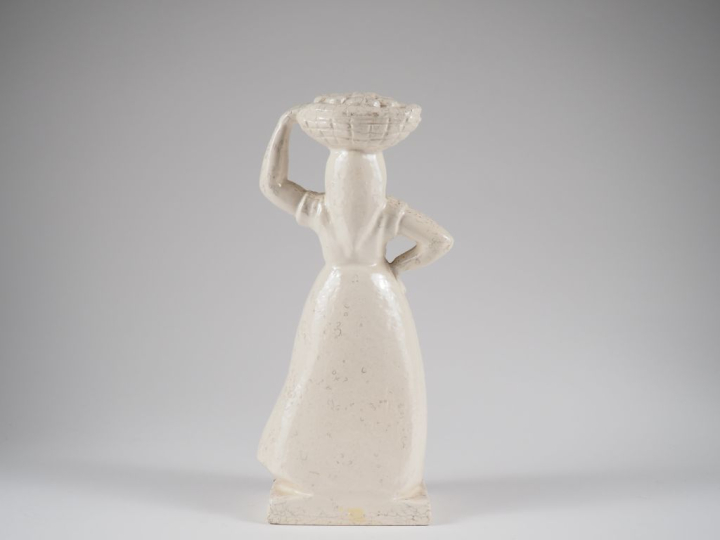 Henri Paul REY.  "jeune fille au panier de fruits" Sculpture en terre 