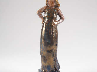 Vente aux enchères Henri Paul REY.  "jeune fille en robe longue" Sujet en terre vernissée