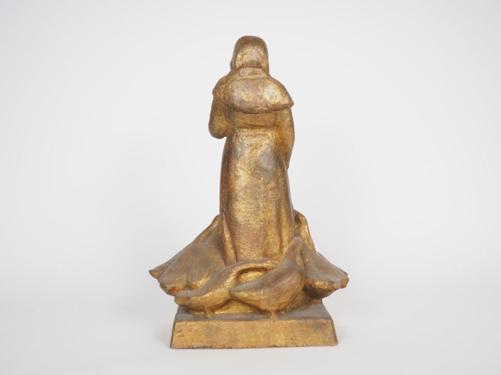 Henri Paul REY.  "la gardienne d'oies" Sculpture en terre cuite dorée 
