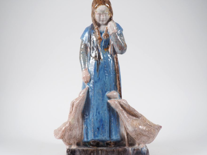 Henri Paul REY.  "la gardienne d'oies"  Sculpture en terre cuite émail