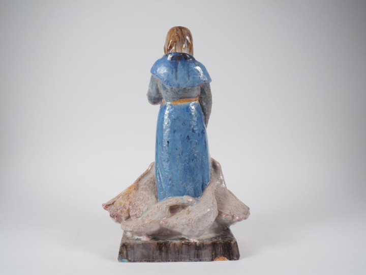 Henri Paul REY.  "la gardienne d'oies"  Sculpture en terre cuite émail