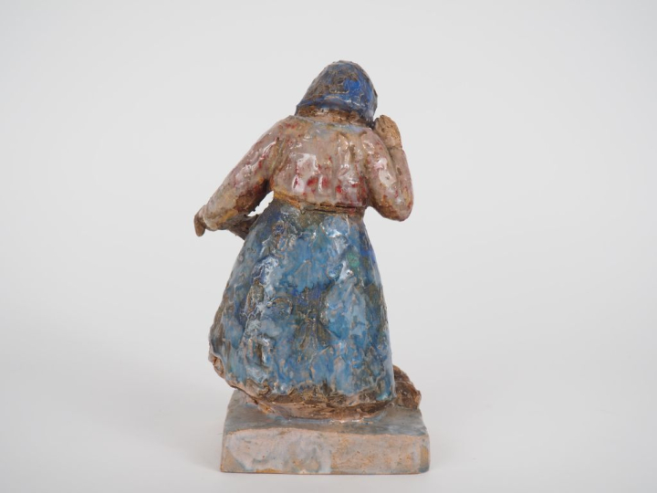 Henri Paul REY.  "jeune paysanne nourissant ses lapins" Sculpture en t