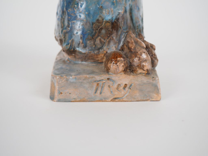 Henri Paul REY.  "jeune paysanne nourissant ses lapins" Sculpture en t