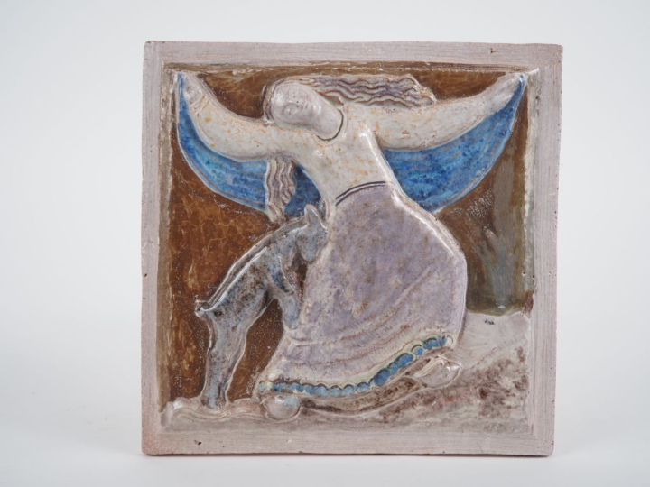 Henri Paul REY.  "Paysanne dansant et son chevreau" Plaque en terre cu