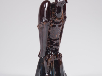 Vente aux enchères Henri Paul REY.  "le vautour" Sculpture en terre cuite vernissée brun 
