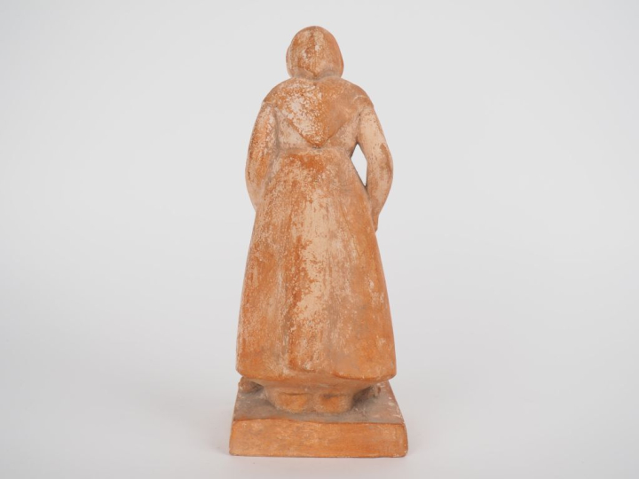 Henri Paul REY.  "payanne nourrissant ses lapins" Sculpture en terre c