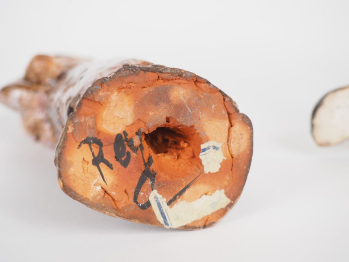 Henri Paul REY.  "paysanne" Sujet en terre cuite vernissée polychrome 