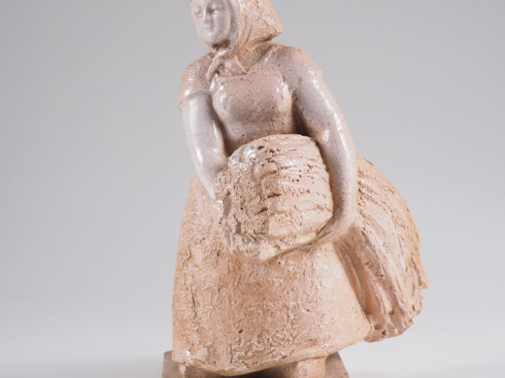 Henri Paul REY.  "jeune paysanne à la gerbe de blé" Sculpture en terre