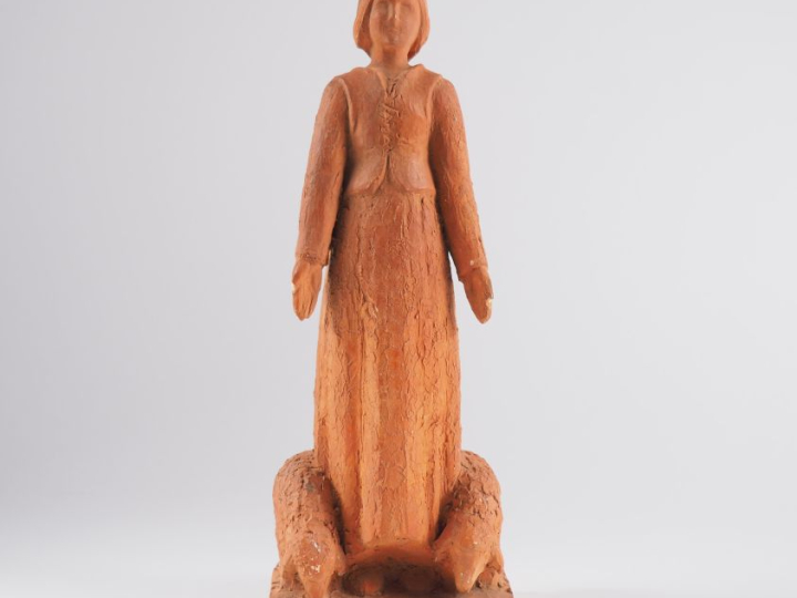 Henri Paul REY.  "Bergère et deux moutons" Sculpture en platre patiné 