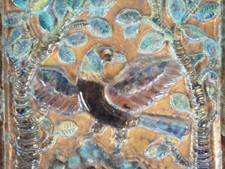 Henri Paul REY.  "perroquet" Plaque en terre cuite émaillée polychrome