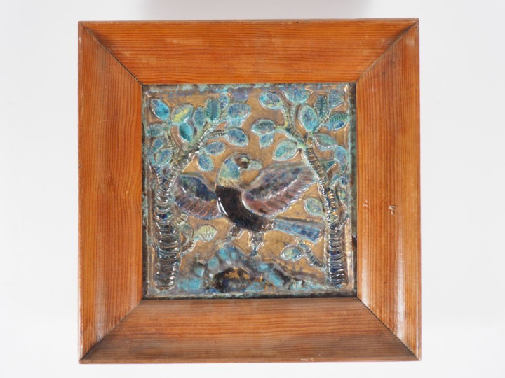 Henri Paul REY.  "perroquet" Plaque en terre cuite émaillée polychrome