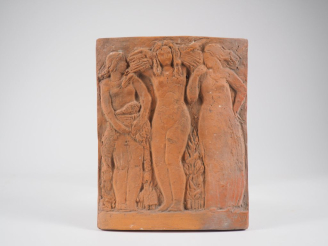 Vente aux enchères Henri Paul REY.  Plaque en terre cuite "les trois muses"  Signée  Dim.