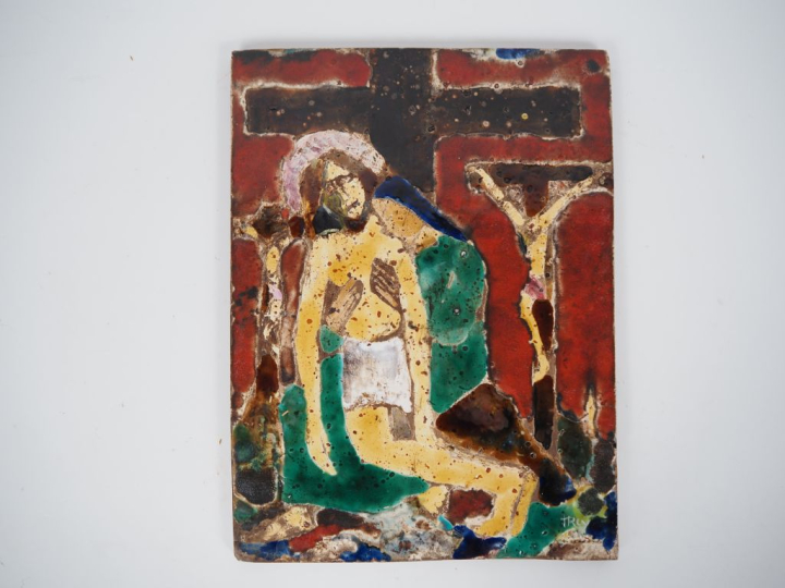 Henri Paul REY.  "Piéta" Sculpture en terre cuite émaillée polychrome 