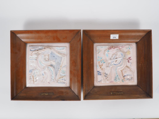 Vente aux enchères Henri Paul REY.  Paire de plaques en terre cuite émaillée "violoniste"