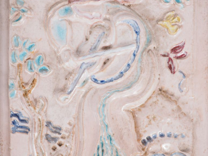 Henri Paul REY.  Paire de plaques en terre cuite émaillée "violoniste"