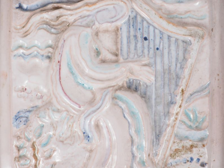 Henri Paul REY.  Paire de plaques en terre cuite émaillée "violoniste"