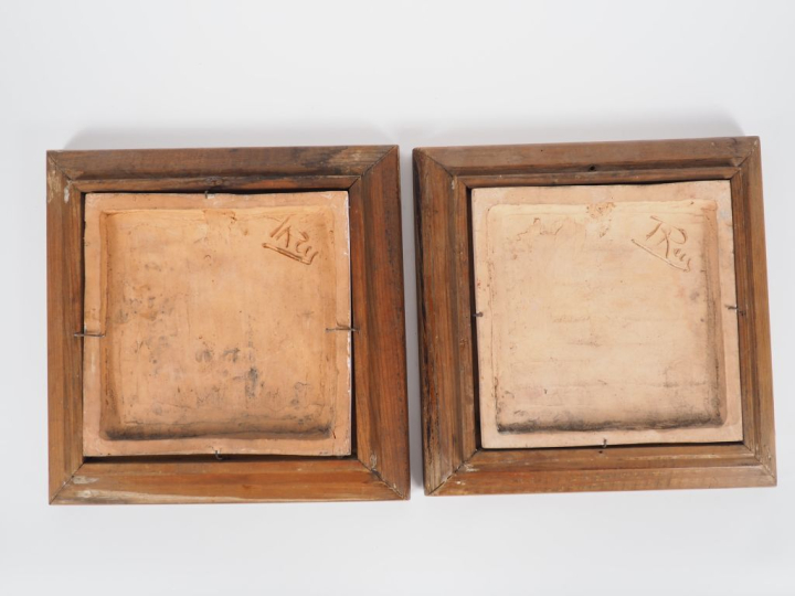 Henri Paul REY.  Paire de plaques en terre cuite émaillée "violoniste"