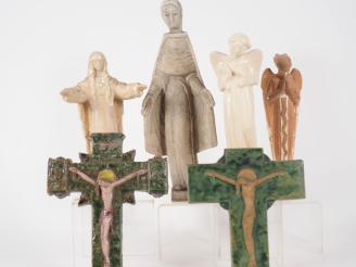 Vente aux enchères Henri Paul REY.  2 crucifix, 4 différentes statuettes religieuses en t