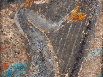 Vente aux enchères Henri Paul REY.  "la harpiste" Plaque en céramique émaillée polychrome