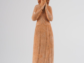 Vente aux enchères Henri Paul REY.  "Jeune fille en prière" Sculpture en terre cuite  Sig