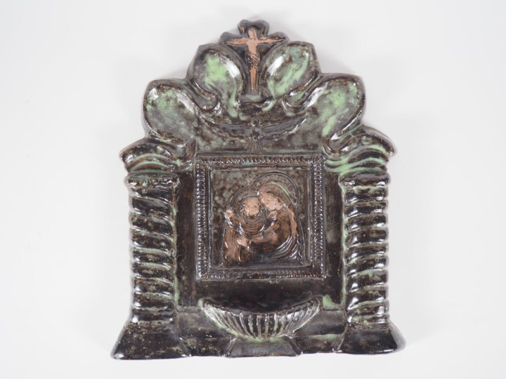 Henri Paul REY.  Bénitier plaque en céramique brun et vert signé  Dim.