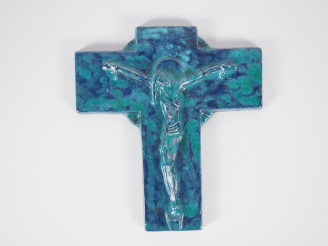 Vente aux enchères Henri Paul REY.  Crucifix en céramique émaillée turquoise.  Dim. 19 x 