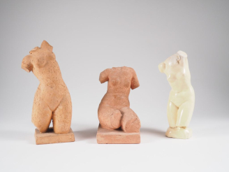 Vente aux enchères Henri Paul REY.  "buste de femme"  3 sujets en terre cuite Signés H. 1