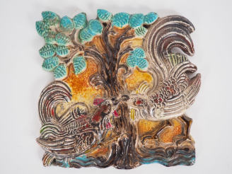 Vente aux enchères Henri Paul REY.  Plaque en terre vernissée polychrome "combat de coqs"