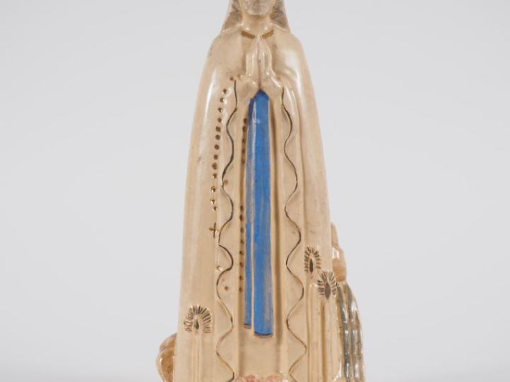 Henri Paul REY.  "Notre Dame de Lourdes" Sujet en faience polychrome H