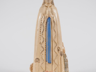 Vente aux enchères Henri Paul REY.  "Notre Dame de Lourdes" Sujet en faience polychrome H