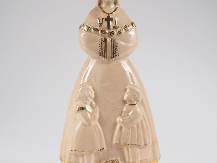 Henri Paul REY.  "Notre Dame de la Salette" Sujet en faience blanche r