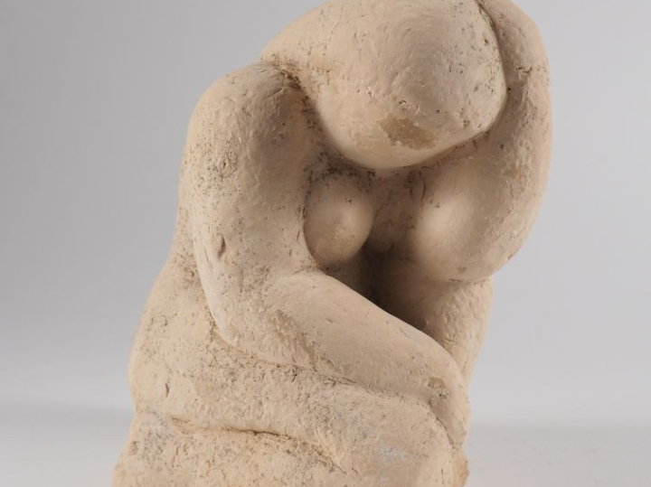 Henri Paul REY.  "jeune femme agenouillée" Sculpture en terre cuite  (
