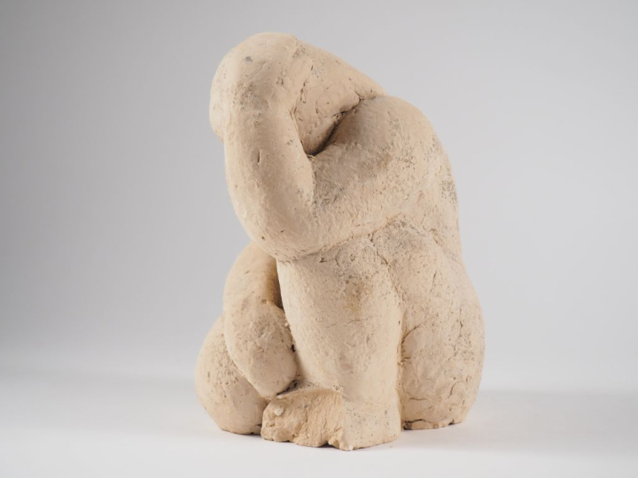 Henri Paul REY.  "jeune femme agenouillée" Sculpture en terre cuite  (