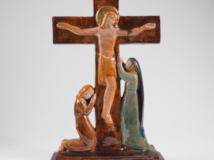 Henri Paul REY.  "Crucifixion"  Sujet en terre cuite émaillée polychro