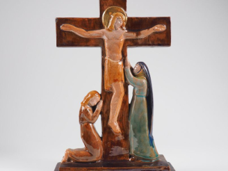 Vente aux enchères Henri Paul REY.  "Crucifixion"  Sujet en terre cuite émaillée polychro