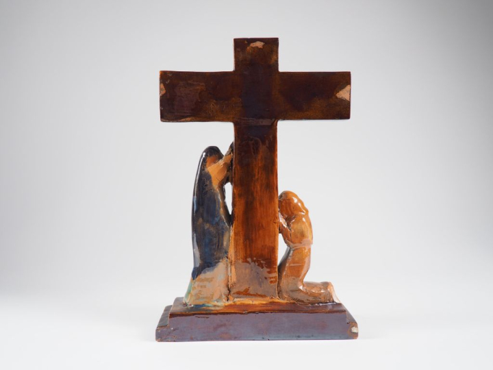 Henri Paul REY.  "Crucifixion"  Sujet en terre cuite émaillée polychro