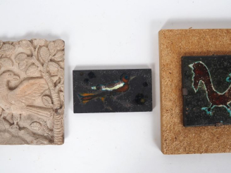 Vente aux enchères Henri Paul REY. "Oiseaux" Trois plaques en terre cuite dont deux émail