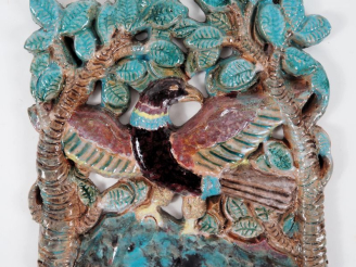 Vente aux enchères Henri Paul REY. "Oiseau" Plaque ajourée en terre cuite émaillée polych