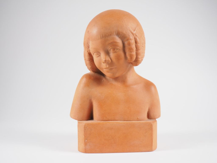 Henri Paul REY.  "Portrait de fillette en buste".  Sculpture en terre 