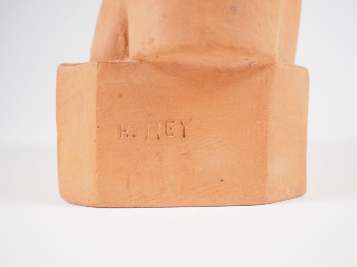Henri Paul REY.  "Portrait de fillette en buste".  Sculpture en terre 