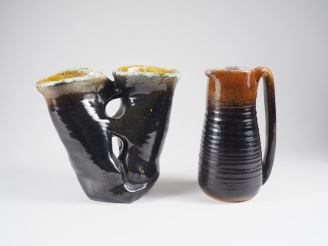 Vente aux enchères Henri Paul REY.  Vase en céramique émaillée polychrome et une cruche a