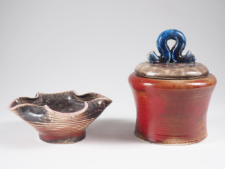 Vente aux enchères Henri Paul REY.  Pot à tabac en grès polychrome  Signé H. 18,5 cm On y