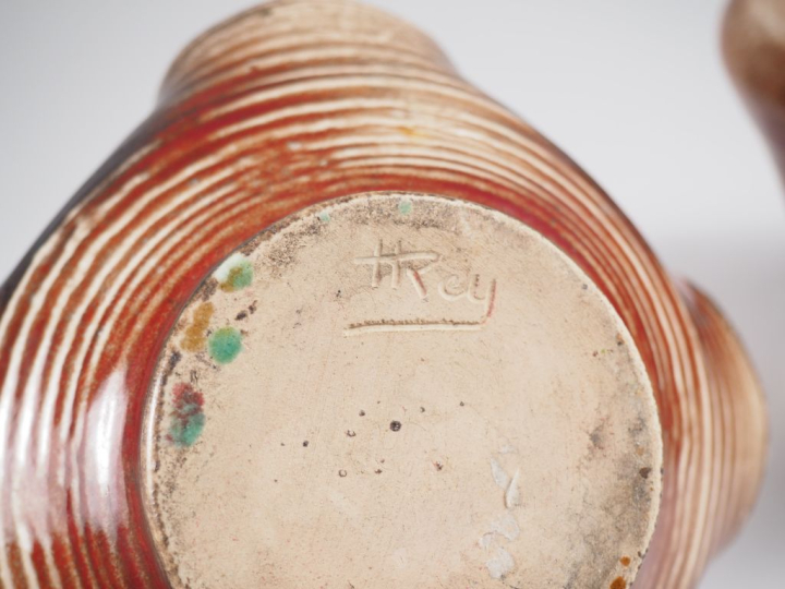 Henri Paul REY.  Pot à tabac en grès polychrome  Signé H. 18,5 cm On y