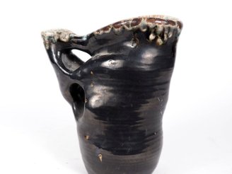 Vente aux enchères Henri Paul REY.  Cruche en céramique lustrée noir et émaillée sur le h