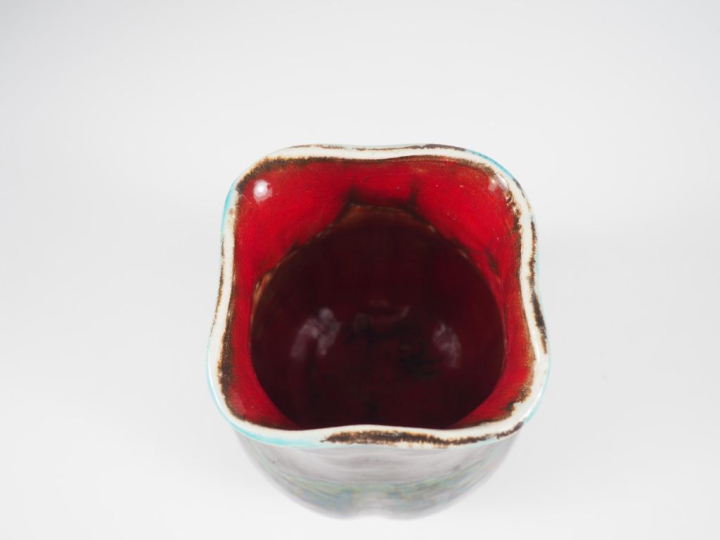 Henri Paul REY. (?) Vase en céramique lustrée noir vert et rouge, mono