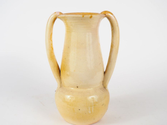 Vente aux enchères Henri Paul REY.  Vase à anses en céramique miel H. 29,5 cm  Signé