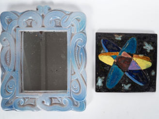 Vente aux enchères Henri Paul REY.  Cadre en terre cuite émaillée bleu ciel, monogrammé W