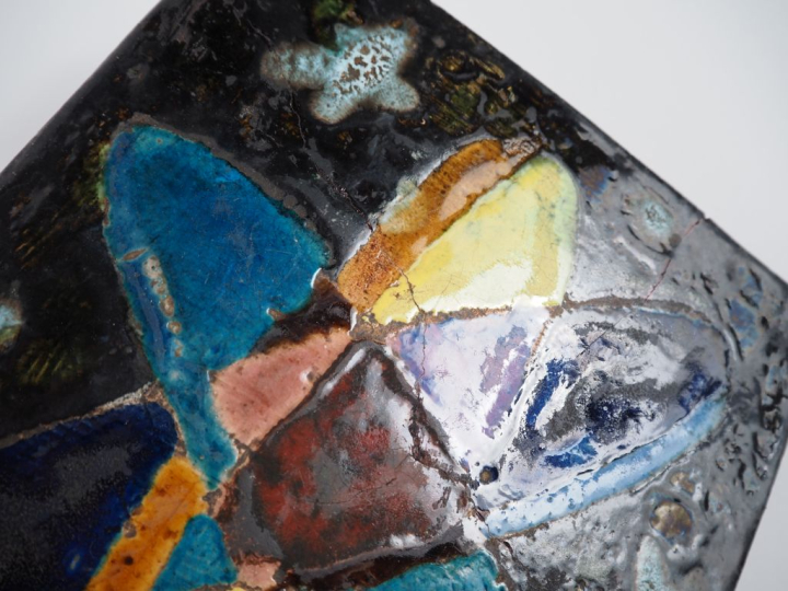 Henri Paul REY.  Cadre en terre cuite émaillée bleu ciel, monogrammé W