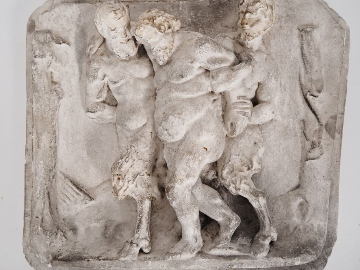 Ecole Francaise XXème. "Bacchus et les deux faunes". Plaque en plâtre 