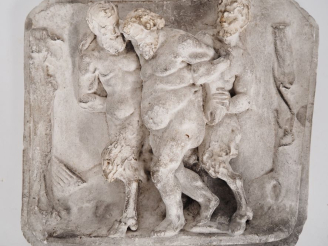 Vente aux enchères Ecole Francaise XXème. "Bacchus et les deux faunes". Plaque en plâtre 